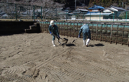 汚泥ピット清掃 作業中
